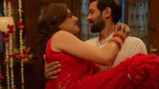 Vikrant Massey and Taapsee Pannu in Haseen Dillruba.