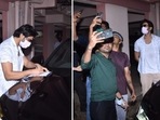 Kartik Aaryan accepted fans’ requests for pictures and autographs.(Varinder Chawla) Kartik Aaryan accepted fans’ requests for pictures and autographs.(Varinder Chawla)