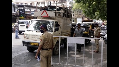 Police official take action against violaters of lockdown rules in various part's in in Pune. (Rahul Raut/HT PHOTO) Police official take action against violaters of lockdown rules in various part's in in Pune. (Rahul Raut/HT PHOTO)