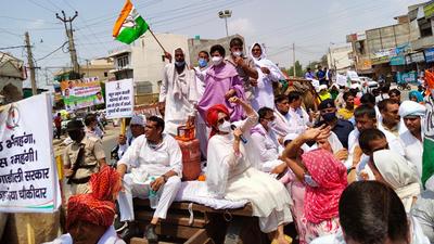 Moving on cycles and carts pulled by bullocks, mules and camels, Congress leaders and workers took out a rally from the Janata College stadium to the heart of the city during the state-level protest at Charkhi Dadri in Haryana. (HT Photo) Moving on cycles and carts pulled by bullocks, mules and camels, Congress leaders and workers took out a rally from the Janata College stadium to the heart of the city during the state-level protest at Charkhi Dadri in Haryana. (HT Photo)