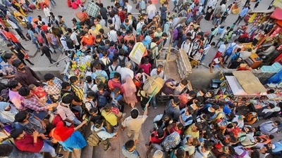 Rush of migrant workers at Kaushambi bus stand opposite Anand Vihar Bus Terminus hours before the week-long lockdown, on Monday, April 19. (Raj K Raj /Hindustan Times) Rush of migrant workers at Kaushambi bus stand opposite Anand Vihar Bus Terminus hours before the week-long lockdown, on Monday, April 19. (Raj K Raj /Hindustan Times)
