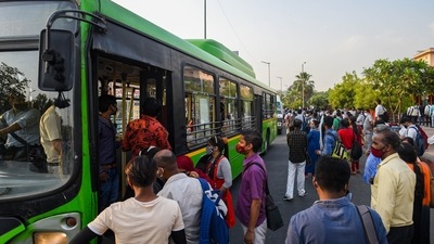Commuters attempt to board a low-floor DTC bus at Krishi Bhawan, in New Delhi, India, on Monday, April 12, 2021. (Photo by Amal KS/ Hindustan Times) Commuters attempt to board a low-floor DTC bus at Krishi Bhawan, in New Delhi, India, on Monday, April 12, 2021. (Photo by Amal KS/ Hindustan Times)