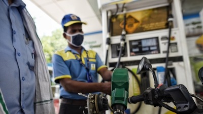 A worker refuels a motorbike at Janpath in New Delhi. (Sanchit Khanna/HT Photo)