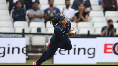 Close to the boundary line, Mohali’s Harleen tossed the ball in the air and came back inside the line to complete the catch. (HT Photo) Close to the boundary line, Mohali’s Harleen tossed the ball in the air and came back inside the line to complete the catch. (HT Photo)