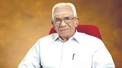 File photo: Warrier took over the family-run company at a young age and made Aryavadiya Sala a well-known brand. (@KeralaGovernor/Twitter) File photo: Warrier took over the family-run company at a young age and made Aryavadiya Sala a well-known brand. (@KeralaGovernor/Twitter)
