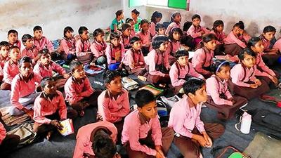 Students sit on mats spread on the floor in many government-run schools in Uttar Pradesh. (HT Photo) Students sit on mats spread on the floor in many government-run schools in Uttar Pradesh. (HT Photo)