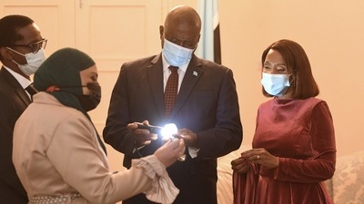 Lucara Diamond Botswana managing director shows Botswana President a 1,174-carat diamond in Gaborone. (AFP) Lucara Diamond Botswana managing director shows Botswana President a 1,174-carat diamond in Gaborone. (AFP)