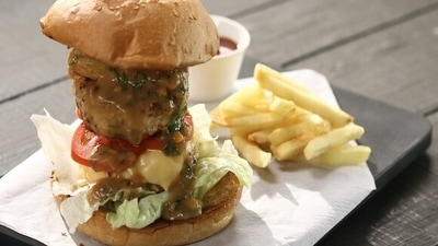 Saucy Chicken Burger (Chef Sanjeev Kapoor) Saucy Chicken Burger (Chef Sanjeev Kapoor)