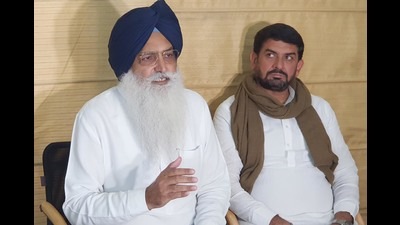 Shiromani Akali Dal (SAD) leader Virsa Singh Valtoha addressing a press conference in Amritsar. (Sameer Sehgal /HT)