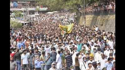Hundreds of people taking part in the final journey of former chief minister Virbhadra Singh in Rampur on Saturday. (HT Photo) Hundreds of people taking part in the final journey of former chief minister Virbhadra Singh in Rampur on Saturday. (HT Photo)