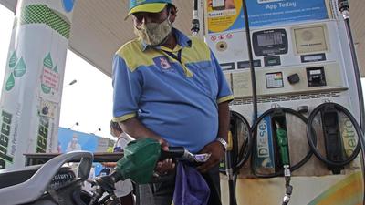 Petrol prices have already crossed  ₹100 per litre in five metros – Delhi, Mumbai, Chennai, Kolkata and Bangalore. (HT Photo)