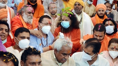 Swami gives Rukdraksh plant to CM Pushkar Singh Dhami during Ganga Poojan. 