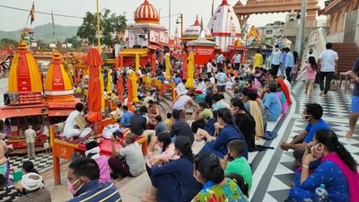 Authorities tried to enforce Covid protocol and social distancing in Haridwar’s Har-Ki-Pauri at the Ganga ghat as the number of pilgrims increase. (HT Photo/Rameshwar Gaur)