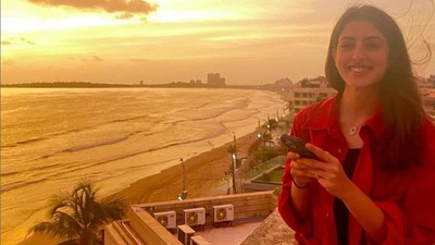 Amitabh Bachchan's granddaughter Navya Naveli Nanda shared pictures of a golden sunset. Amitabh Bachchan's granddaughter Navya Naveli Nanda shared pictures of a golden sunset.