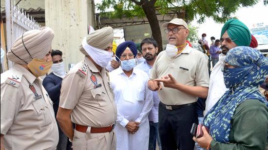 SAD leaders urging the police to lodge an FIR against Lok Insaaf Party chief Simarjit Singh Bains in Ludhiana on Saturday. (Gurpreet Singh/HT)
