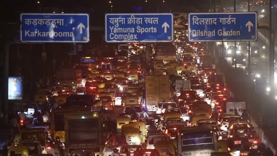 Traffic jam near Anand Vihar in New Delhi. As per the DPCC order dated June 25, a fine of <span class='webrupee'>₹</span>10,000 will be imposed for noise pollution caused by loudspeakers or public address systems.(PTI) Traffic jam near Anand Vihar in New Delhi. As per the DPCC order dated June 25, a fine of <span class='webrupee'>₹</span>10,000 will be imposed for noise pollution caused by loudspeakers or public address systems.(PTI)