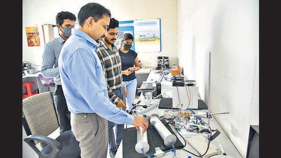E Spin engineers at Bhosari MIDC plant in Pune. (HT ) E Spin engineers at Bhosari MIDC plant in Pune. (HT )