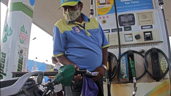 Petrol prices have already crossed ₹100 per litre in five metros – Delhi, Mumbai, Chennai, Kolkata and Bangalore. (HT Photo)