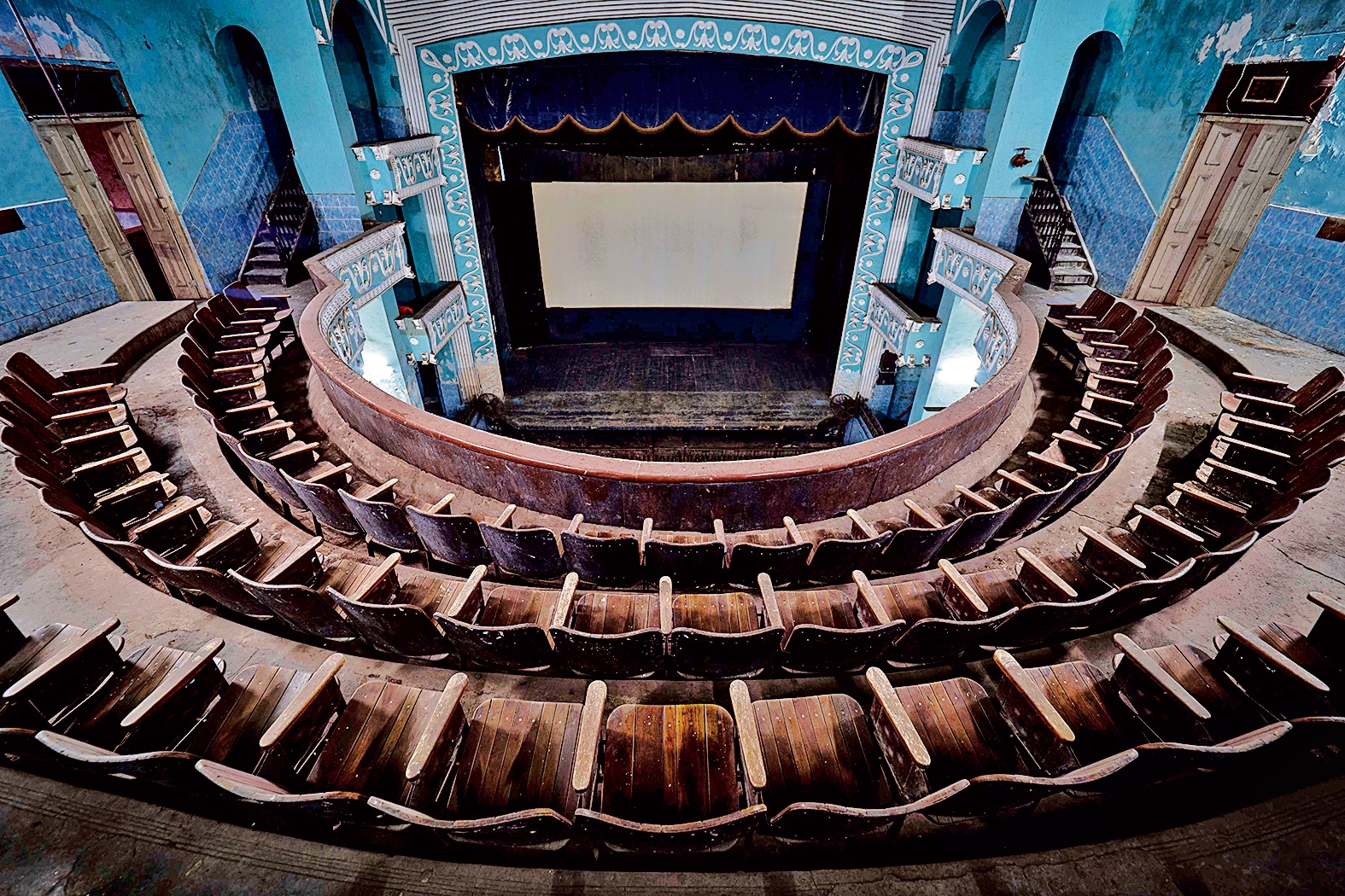 tour-india-s-forgotten-single-screen-cinemas-in-a-stunning-photo-series