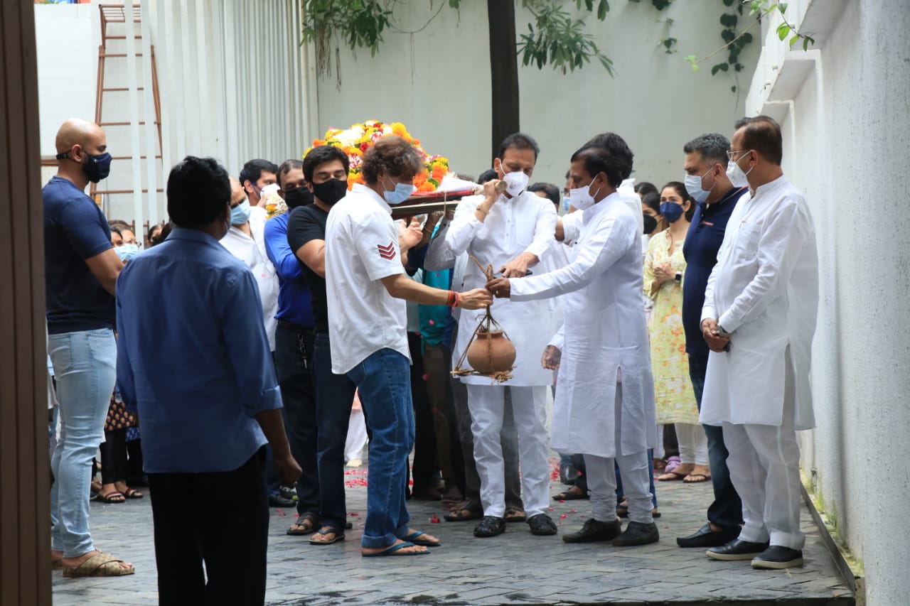 Chunky Panday performing the last rites for his mother.