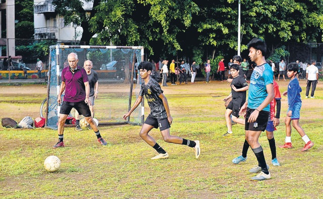 At Shivaji Park, Dadar, there’s room for footballers, a cricket match, an evening stroll. Park timings are still restricted, but locals are making the most of the outdoors hours. (Anshuman Poyrekar / HT) At Shivaji Park, Dadar, there’s room for footballers, a cricket match, an evening stroll. Park timings are still restricted, but locals are making the most of the outdoors hours. (Anshuman Poyrekar / HT)