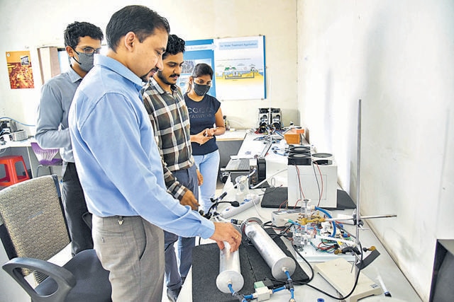 E Spin engineers at Bhosari MIDC plant in Pune. (HT )