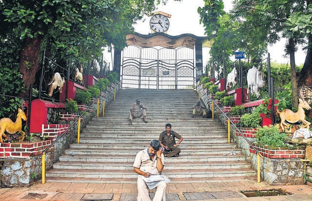 Hanging Garden at Malabar Hill on a deserted afternoon. It’s been over a year since the last school picnic had the steps and lawns covered in excited little children in uniform. (Bhushan Koyande / HT) Hanging Garden at Malabar Hill on a deserted afternoon. It’s been over a year since the last school picnic had the steps and lawns covered in excited little children in uniform. (Bhushan Koyande / HT)