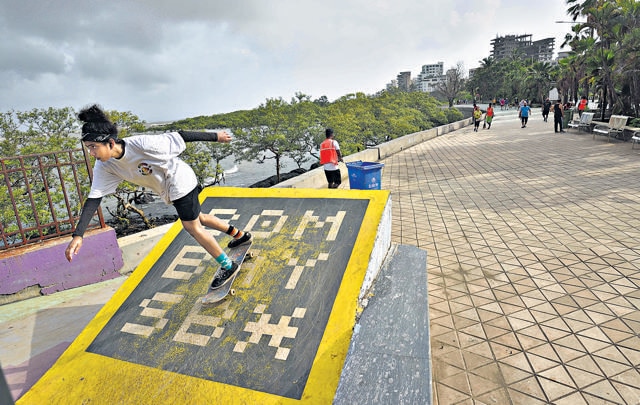 They’re here, come rain or shine. Skateboarders at Carter Road. The morning crowds of walkers, joggers and yoga-doers have thinned. The view has changed too, with coastal road construction now stretching out from the promenade. (Satish Bate / HT) They’re here, come rain or shine. Skateboarders at Carter Road. The morning crowds of walkers, joggers and yoga-doers have thinned. The view has changed too, with coastal road construction now stretching out from the promenade. (Satish Bate / HT)