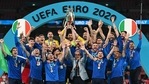Italian team celebrates with the Euro 2020 trophy after beating England 3-2 on penalties in the Wembley Stadium in London.(Getty Images) Italian team celebrates with the Euro 2020 trophy after beating England 3-2 on penalties in the Wembley Stadium in London.(Getty Images)