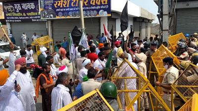 Farmers broke police barricades to protest against the state cooperative minister who arrived in Fatehabad. (Manoj Dhaka/HT)