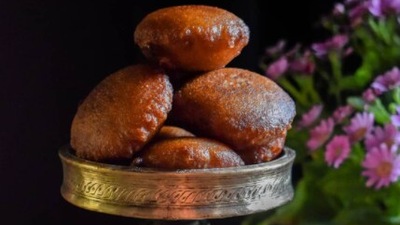 Ghila Pitha: This is a deep-fried pitha that is made from bora saul and jaggery.  (Instagram/@foo_dprints)