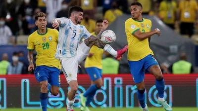 Argentina's Rodrigo De Paul in action with Brazil's Danilo (REUTERS)