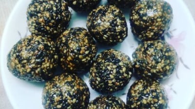Tilor Laru: The ladoo is made with til and jaggery which is then shaped into balls. (Instagram/@sag__rika2000)