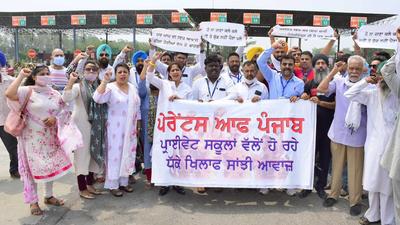 Parents from SAS Nagar, Jalandhar, Khanna, Pathankot, Patiala, Ferozepur, Bathinda and Phagwara protesting at Ladowal Toll Plaza in Ludhiana on Sunday. (Harsimar Pal Singh/HT)