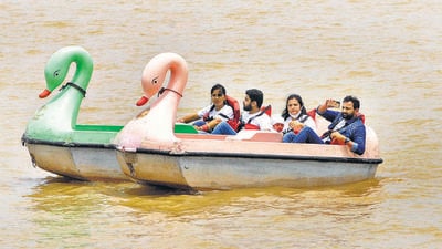 Despite government guidelines, visitors at Sukhna Lake, Chandigarh, continue to give wearing masks the go-by. (Keshav Singh/HT ) Despite government guidelines, visitors at Sukhna Lake, Chandigarh, continue to give wearing masks the go-by. (Keshav Singh/HT )