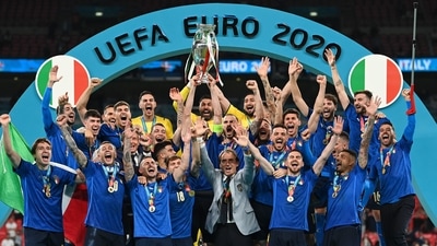Italian team celebrates with the Euro 2020 trophy after beating England 3-2 on penalties in the Wembley Stadium in London. (Getty Images) Italian team celebrates with the Euro 2020 trophy after beating England 3-2 on penalties in the Wembley Stadium in London. (Getty Images)