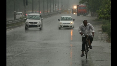 As the rains play their mysterious game with the national Capital, IMD must use it as a wake-up call. (HTPHOTO)