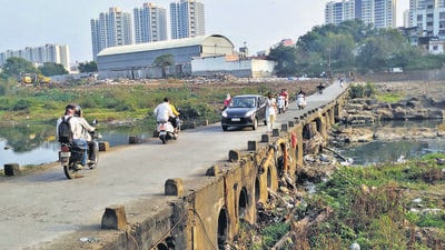 Bad condition of bridge on Mutha river connecting Pune city to Nanded-Shivne. The village is merged with Pune Municipal Corporation. (HT PHOTO)
