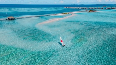 Parasailing: If you do not have enough budget to go on a flight, you can opt for parasailing. (Unsplash) Parasailing: If you do not have enough budget to go on a flight, you can opt for parasailing. (Unsplash)