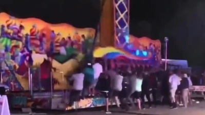 The image shows people jumping onto the ride's platform to stabalise it. (Twitter/@Philly101)