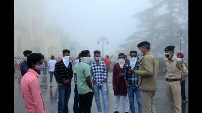 Cops advise tourists to wear masks properly while strolling, in Shimla on Sunday. (Deepak Sansta/HT) Cops advise tourists to wear masks properly while strolling, in Shimla on Sunday. (Deepak Sansta/HT)