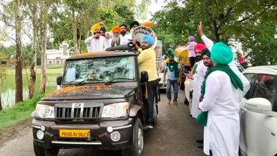 Farm leader Gurnam Singh Charuni leading the group from Dera Baba Nanak in Gurdaspur district. (HT Photo)