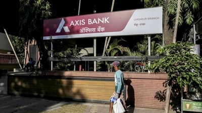 Lenders offer discounted services on their apps in a bid to boost customer loyalty. (Bloomberg)