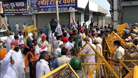 Farmers broke police barricades to protest against the state cooperative minister who arrived in Fatehabad. (Manoj Dhaka/HT)
