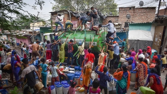 Residents collect water from a tanker in New Delhi’s Chanakyapuri on Sunday.(Sanchit Khanna/HT PHOTO)