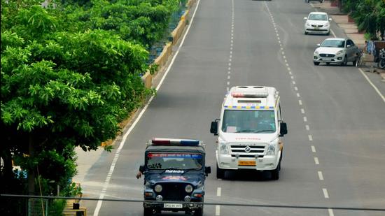Escorted by a police vehicle, the ambulance on its way to Lucknow airport. (HT Photo) Escorted by a police vehicle, the ambulance on its way to Lucknow airport. (HT Photo)