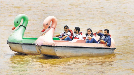 Despite government guidelines, visitors at Sukhna Lake, Chandigarh, continue to give wearing masks the go-by. (Keshav Singh/HT )