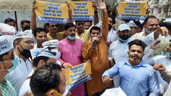 AAP volunteers protesting outside the residence of Bharatiya Janata Party’s (BJP) Delhi unit president Adesh Gupta.(Twitter/Aam Aadmi Party, Delhi) AAP volunteers protesting outside the residence of Bharatiya Janata Party’s (BJP) Delhi unit president Adesh Gupta.(Twitter/Aam Aadmi Party, Delhi)