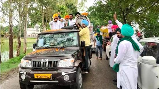 Farm leader Gurnam Singh Charuni leading the group from Dera Baba Nanak in Gurdaspur district. (HT Photo)
