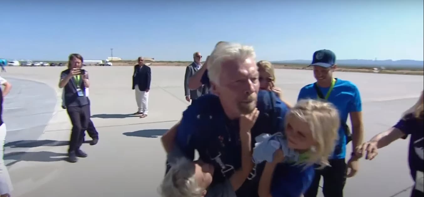 Branson com seus netos após seu retorno após sua viagem ao limite do espaço. (YouTube / Virgin Galactic)